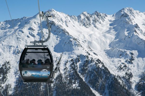 Nendaz ski gondola lift