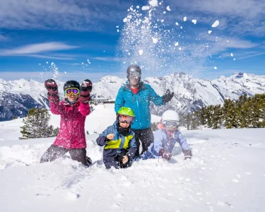 family skiing in Nendaz 4 Vallées
