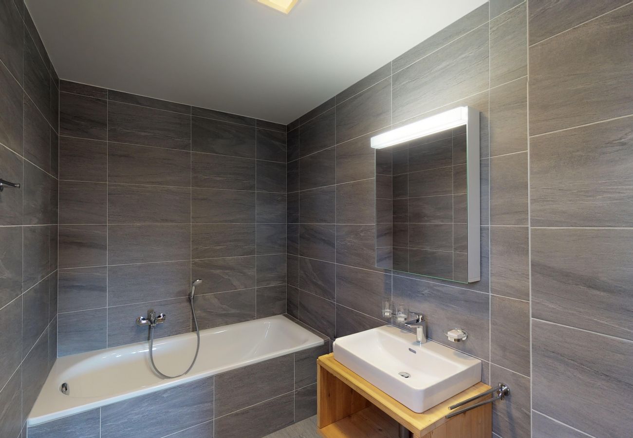Badezimmer Wohnung Les Mayens MB 010, in Veysonnaz in der Schweiz
