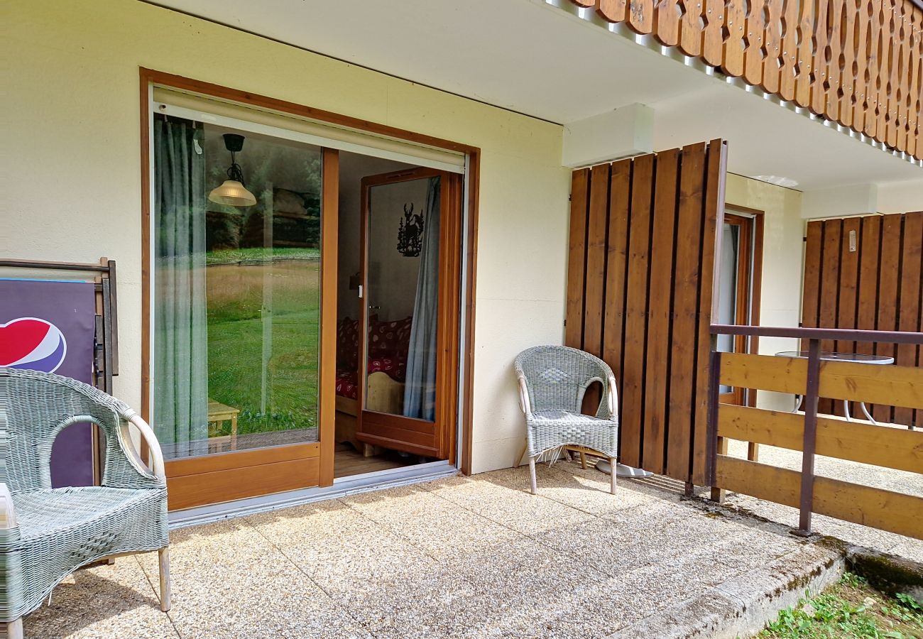 Private Terrasse mit Bergblick und Sitzgelegenheit im Freien