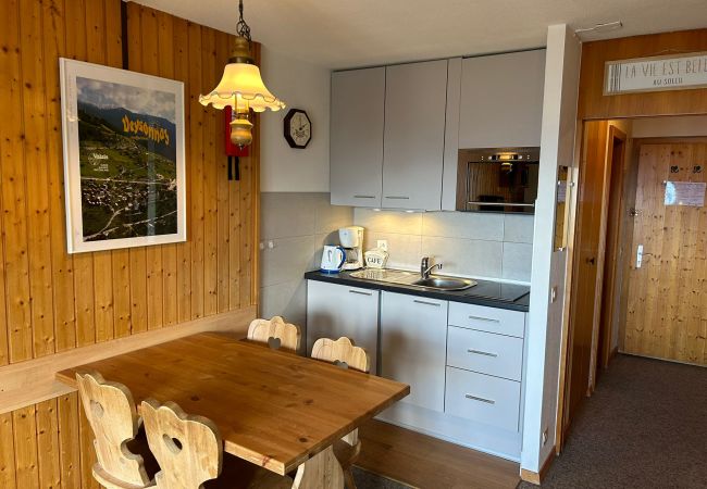 Keuken Appartement Hortensia H 021, in Veysonnaz in Zwitserland