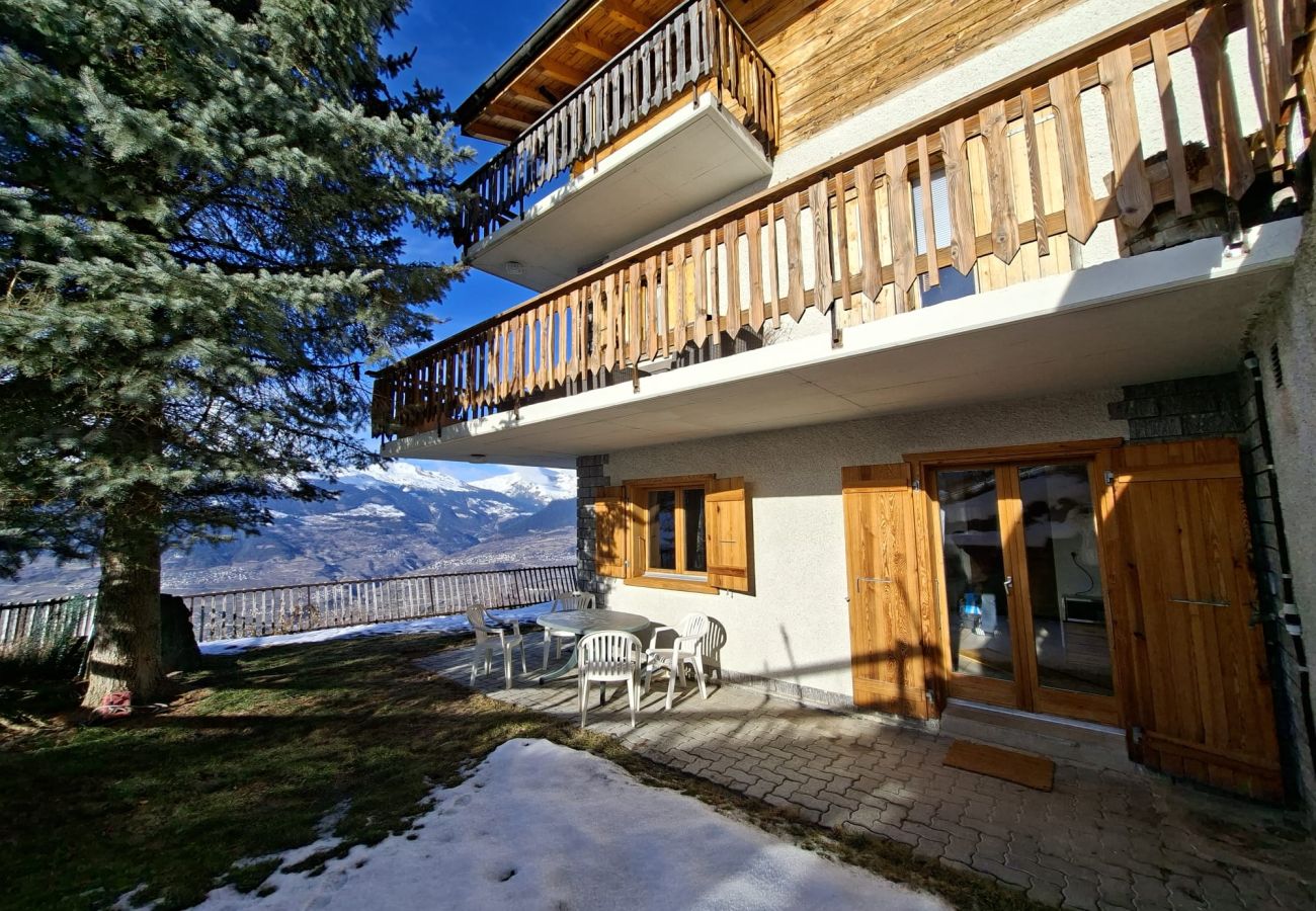 Terras Appartement Coppex in Veysonnaz, Zwitserland