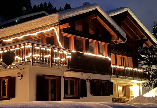 Chalet Arnold avec la neige aux Collons en Suisse en hiver